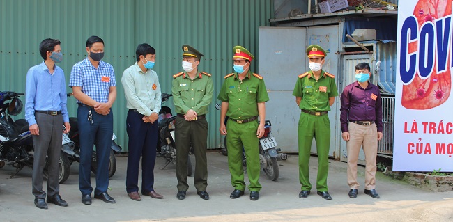 Thượng tá Lê Trung Sơn, Phó Giám đốc CATP thăm, tặng quà cho Công an quận Dương Kinh